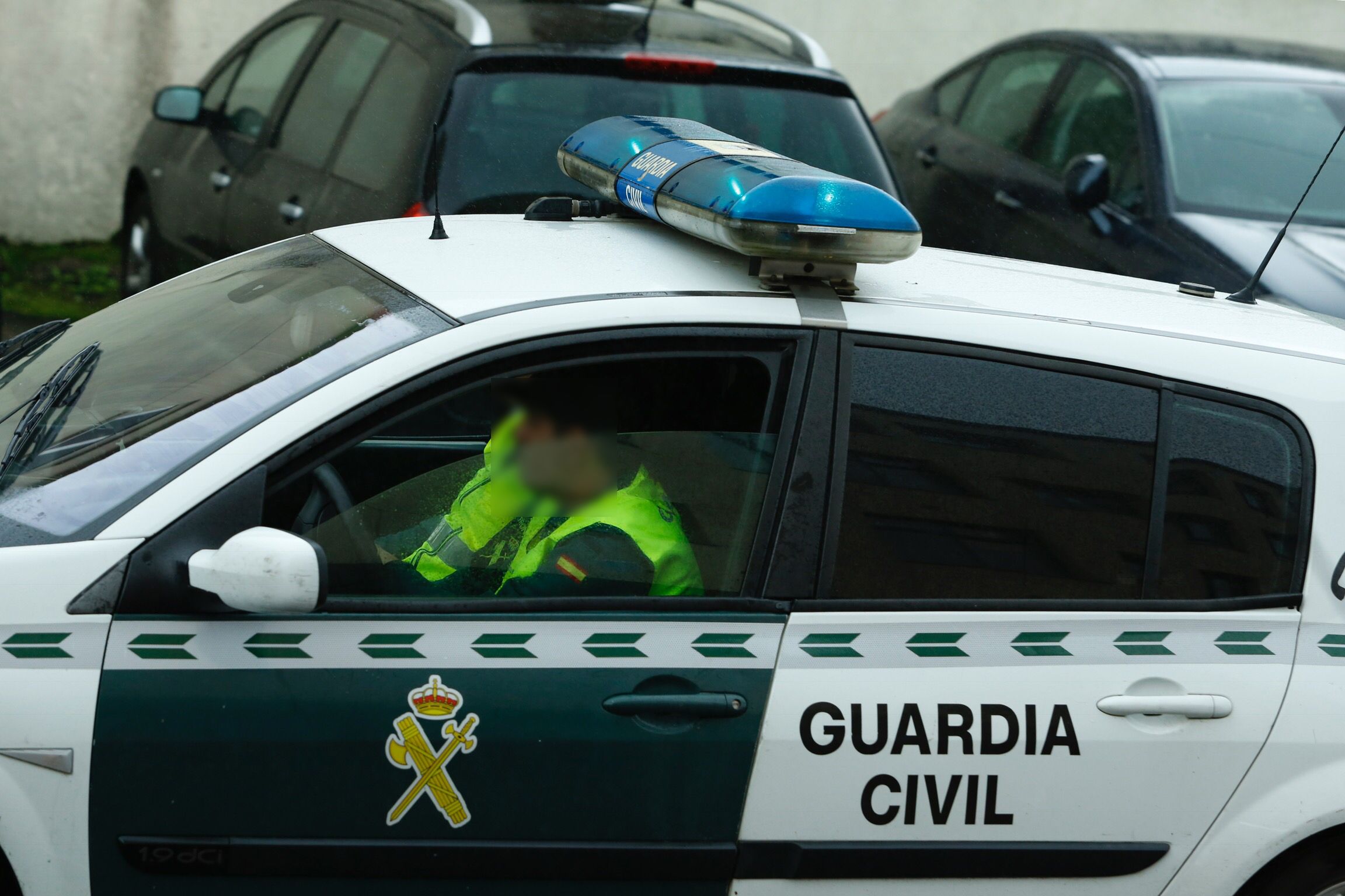 El detenido abandona en un coche de la Guardia Civil el cuartel de Padrón