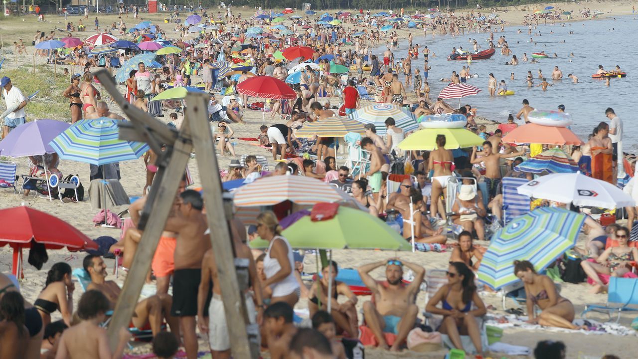 ...y poco sitio en la arena en la playa de Coroso. Esta foto fue sacada a las ocho y media de la tarde