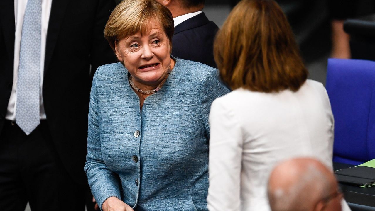 La canciller alemana, Angela Merkel, se dispone a tomar asiento durante un pleno del Parlamento alemán