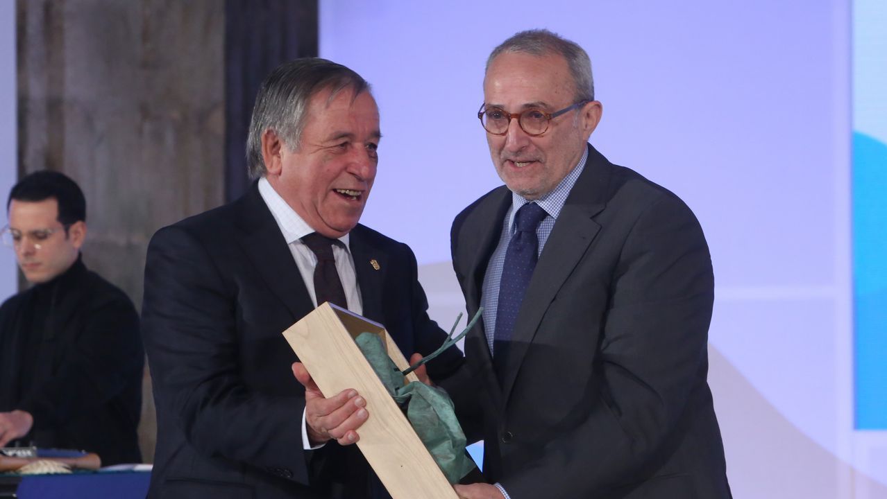 O alcalde de Montederramo, Antonio Rodríguez, entregou o premio a asociación O Sorriso de Daniel. Recolleuno Antonio Diéter