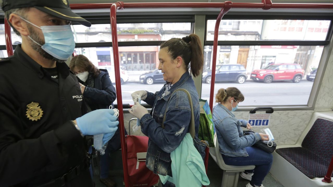 En A Coruña, como en otras ciudades, las Fuerzas y Cuerpos de seguridad estuvieron repartiendo mascarillas en el transporte público