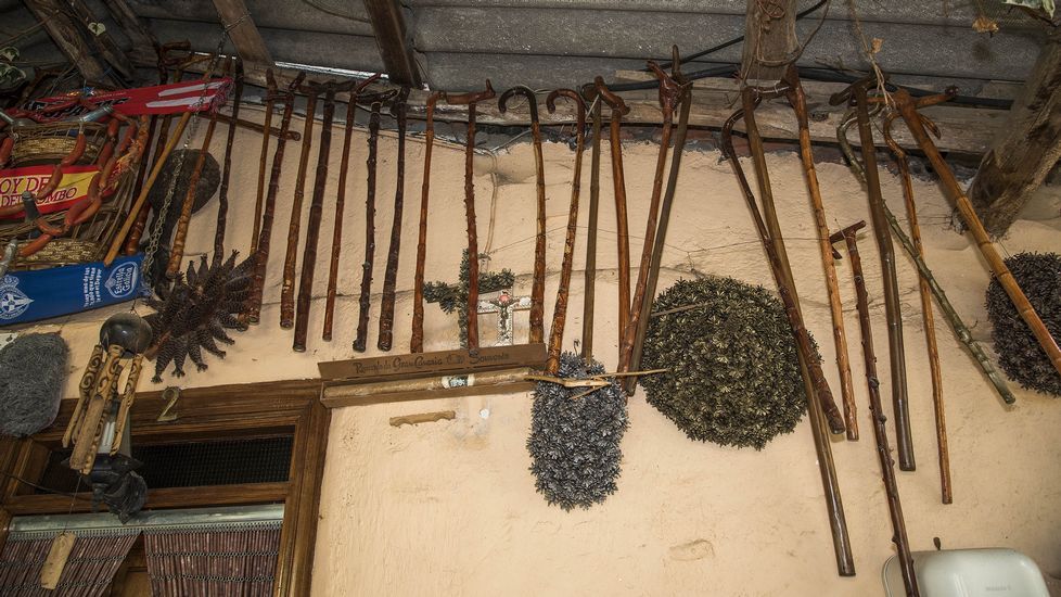 .Colección de bastones artesanales en una casa de Pozos