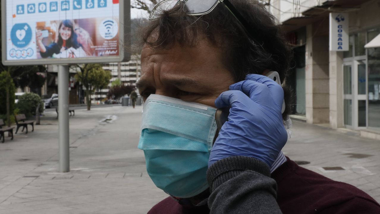 Gente con mascarillas por las calles de Ourense