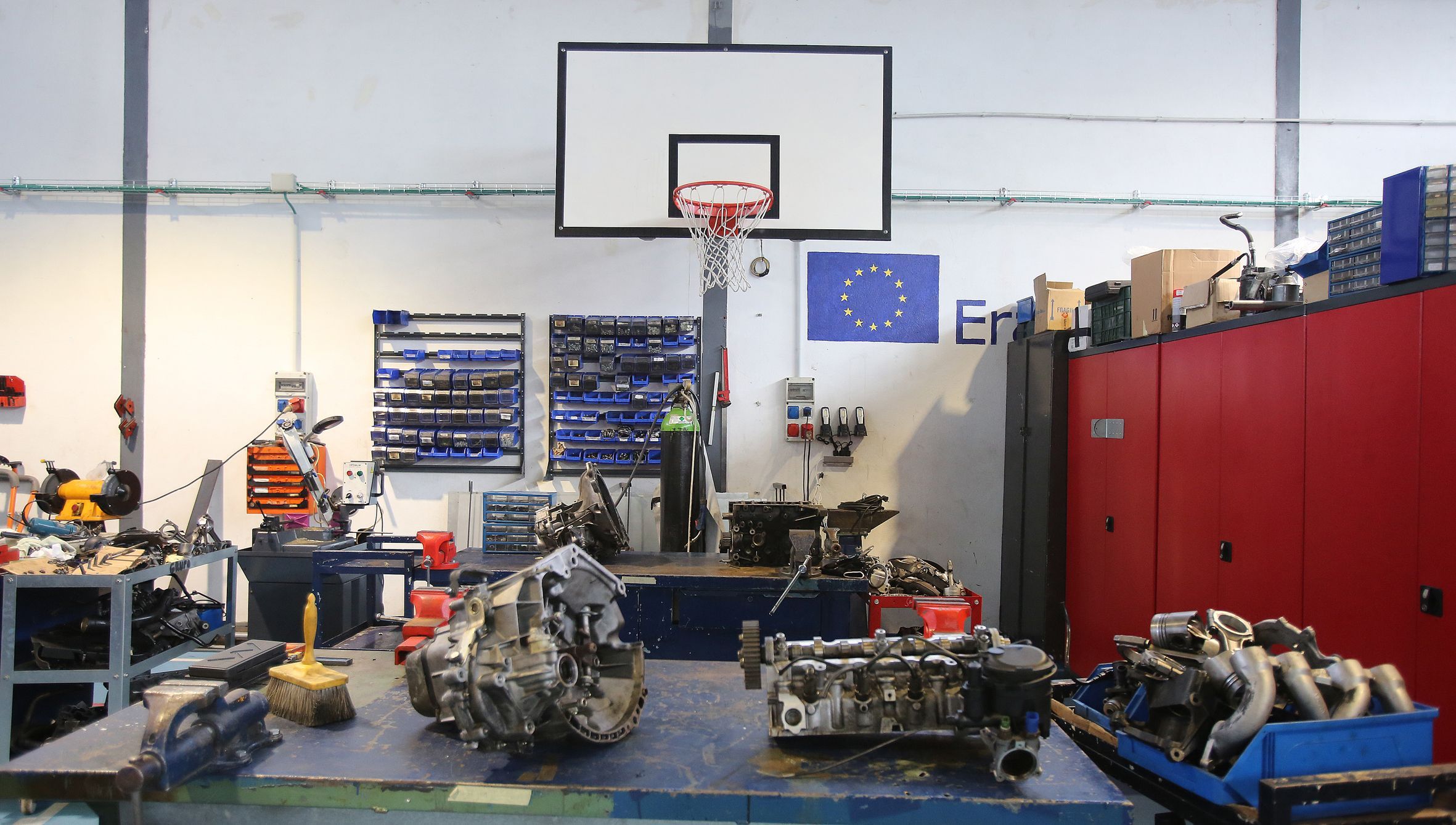 Unha canastra destaca no taller de automoci�n do CIFP de Fontecarmoa en Vilagarc�a. 14/01/2025