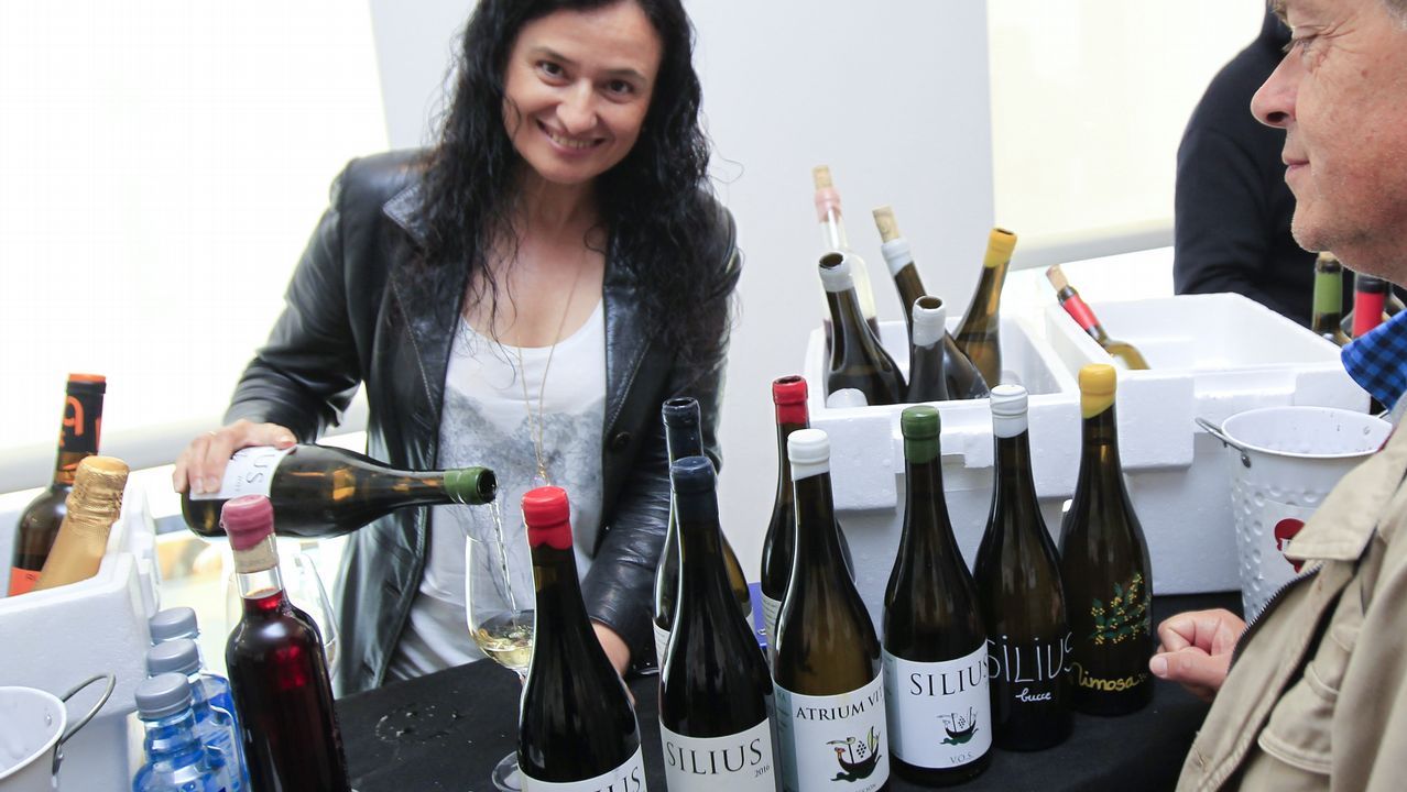 Túnel del vino en Fevino, en la imagen Ana Gadín, propietaria de Atrium Vitis