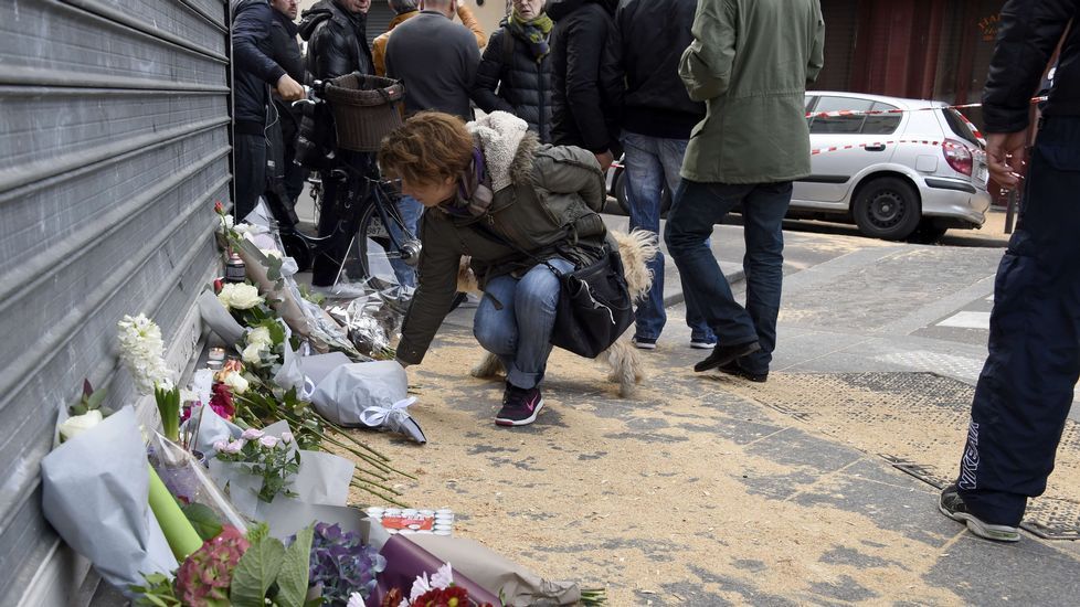 Abrigos abandonados en la calle al lado del Comptoir Voltaire cafe