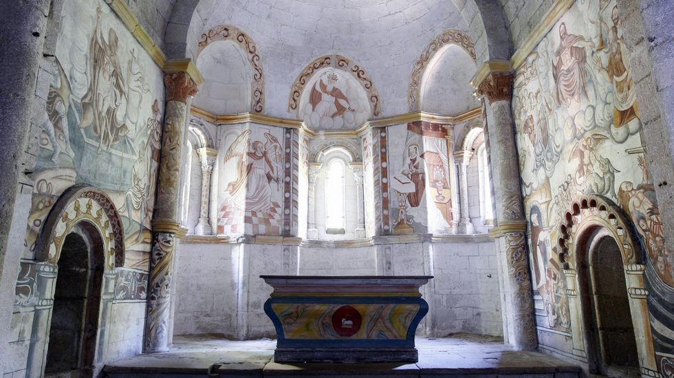 Murales en la cabecera de Santa María de Pesqueiras, en Chantada