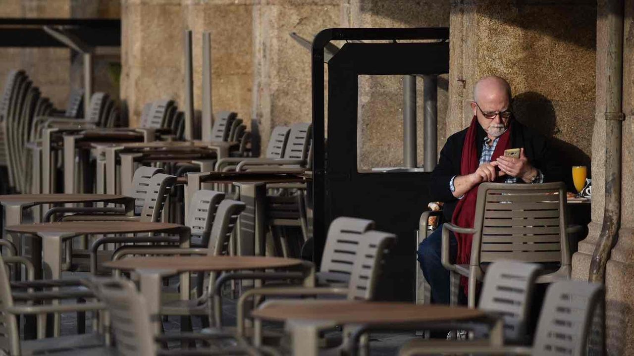 Primeros clientes en una terraza de A Coruña