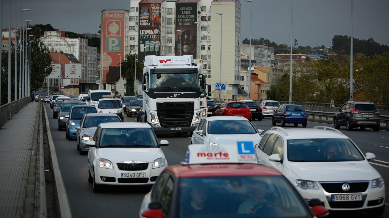 La caravana de protesta, entrando en Alfonso Molina, poco después de las 19.20 horas