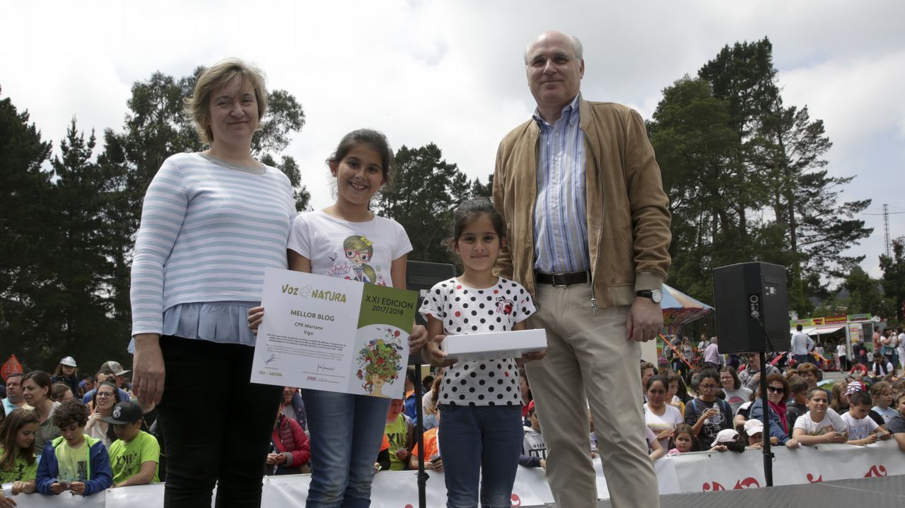 Manuel Areán Lalín, secretario general de la Corporación Voz de Galicia, entrega el Premio al Mejor Blog del Año al CPR Mariano de Vigo. Recogen María Estévez Pérez (coord. y responsable blog), Martina Fernández Cameselle y Candela Fernández Cameselle (alumnas)