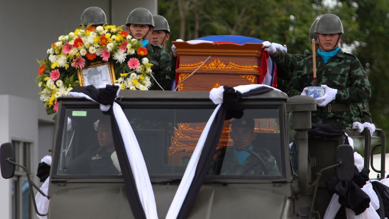El cajón con el cuerpo del Saman Kunan, de 38 años, quien se quedó sin oxígeno mientras estaba sumergido y tras completar con éxito una misión de suministro a la cueva.