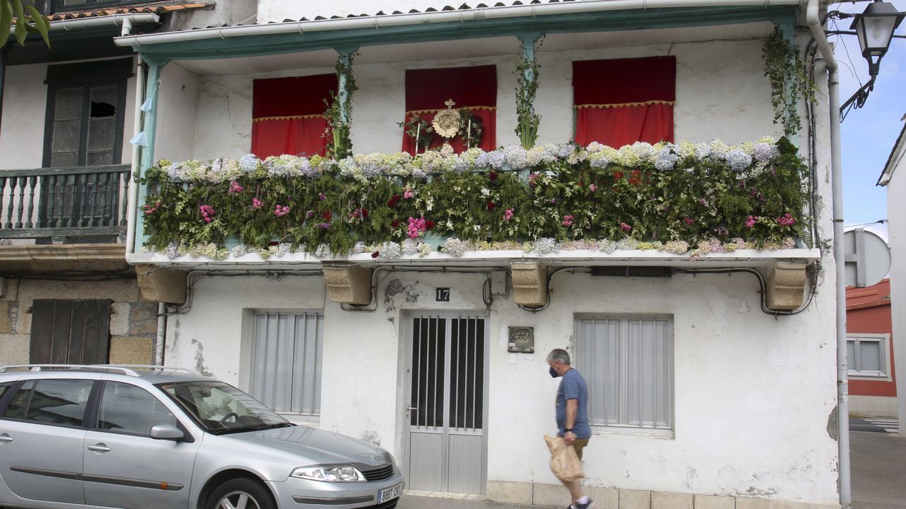 Balcones engalanados por las alfombras de Ares