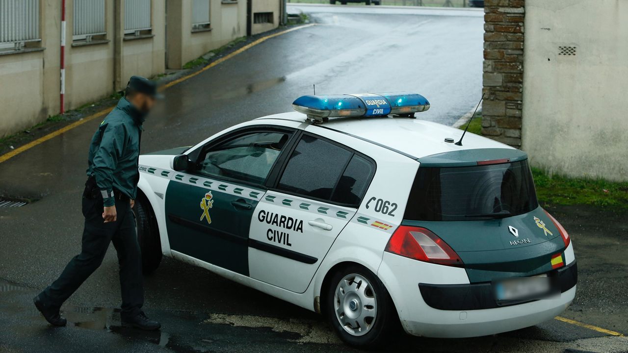 El detenido abandona en un coche de la Guardia Civil el cuartel de Padrón