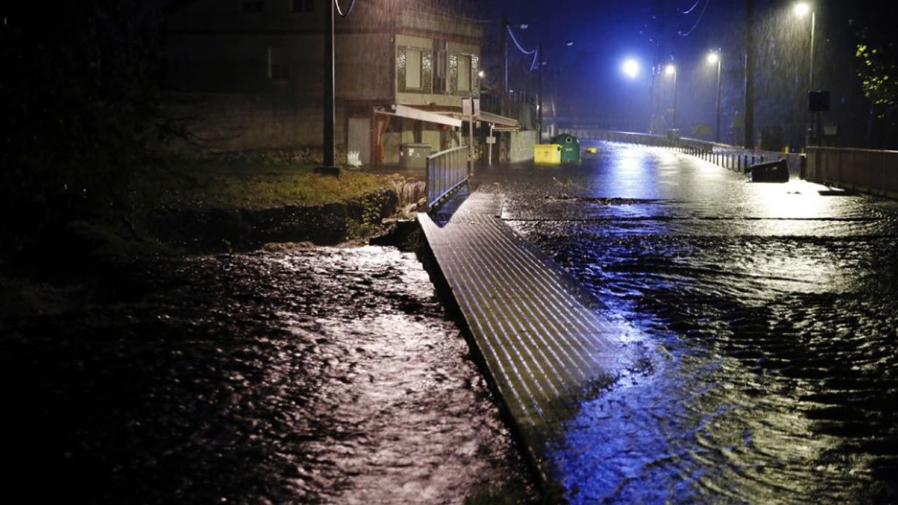 .Junto al área recreativa de A Veronza, en Ribadavia, el río se ha desbordado y cubre la calzada y parte de la acera. En un local próximo el agua llegaba a la altura de la cintura