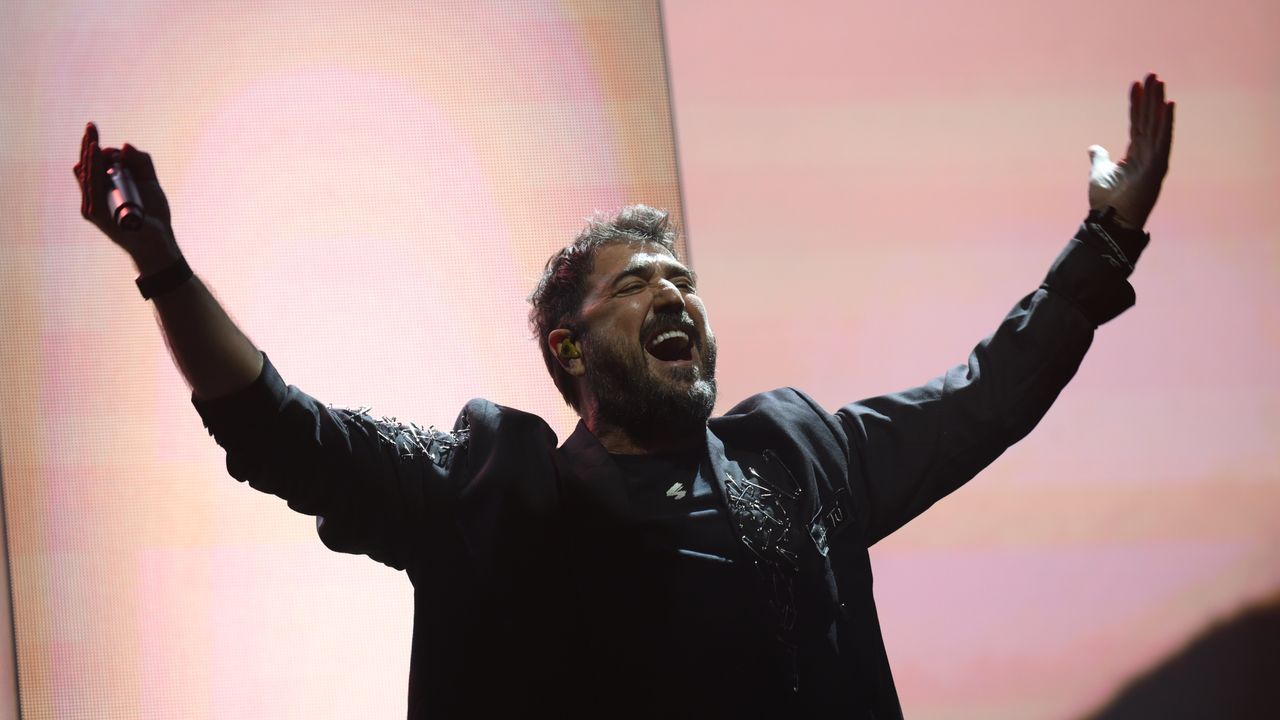 Concierto de Antonio Orozco en Gij�n. Personas observan uno de los tanques del Bioparc Acuario de Gij�n 