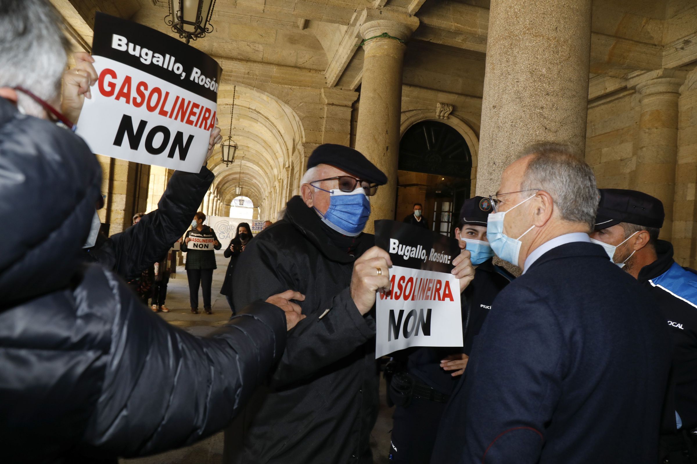Un manifestante en contra da ubicaci�n de unha gasolineira en Brand�a enc�rase co alcalde Sanchez Bugallo. 19/11/2021