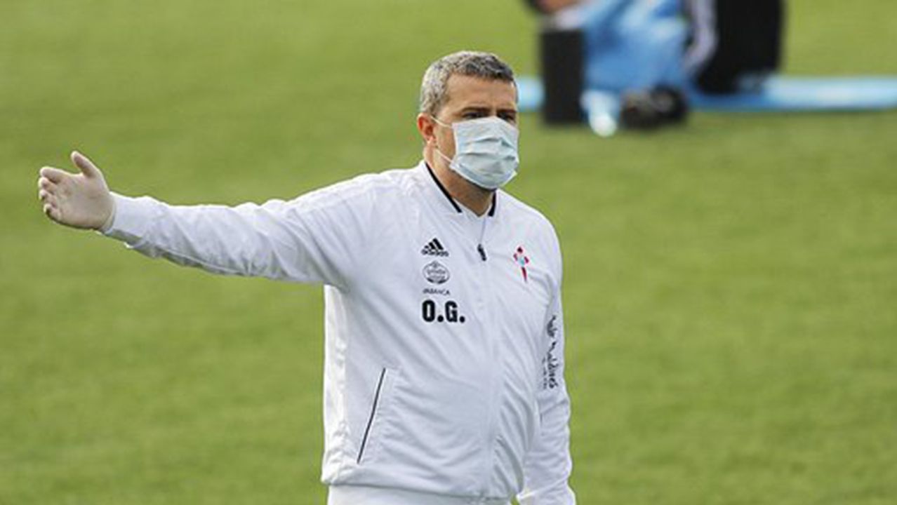 Uno de los jugadores del Celta, llegando a A Madroa a primera hora de esta mañana
