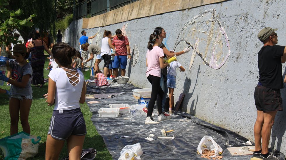 Gerardo Rodríguez, Chere, dirige la elaboración de un mural en el Malecón junto al río Sil