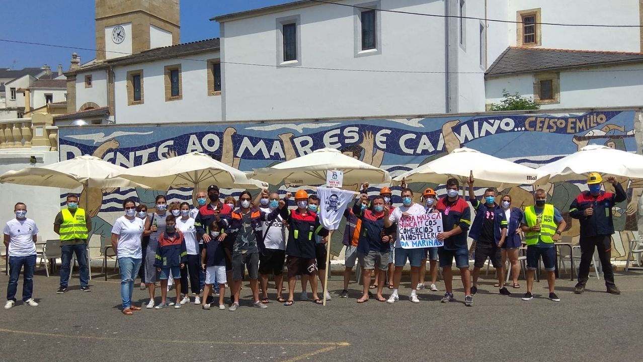 Gente votando en un colegio de Viveiro