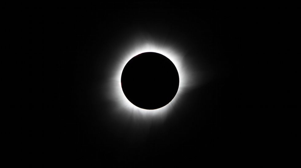 Imagen del eclipse desde una playa de Indonesia.