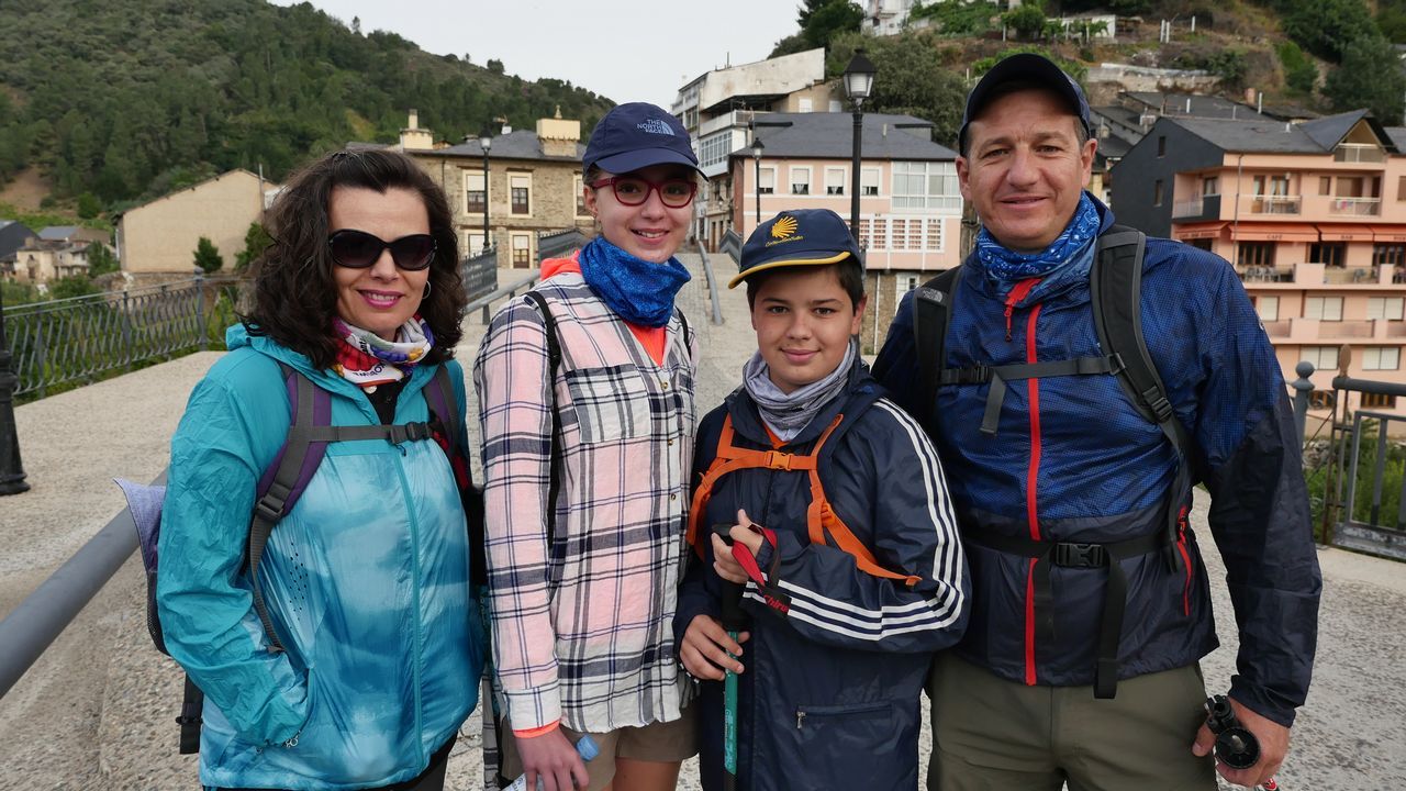 A esta familia de Granada, que hace unida el Camino, la vimos antes de arrancar esta etapa número 13