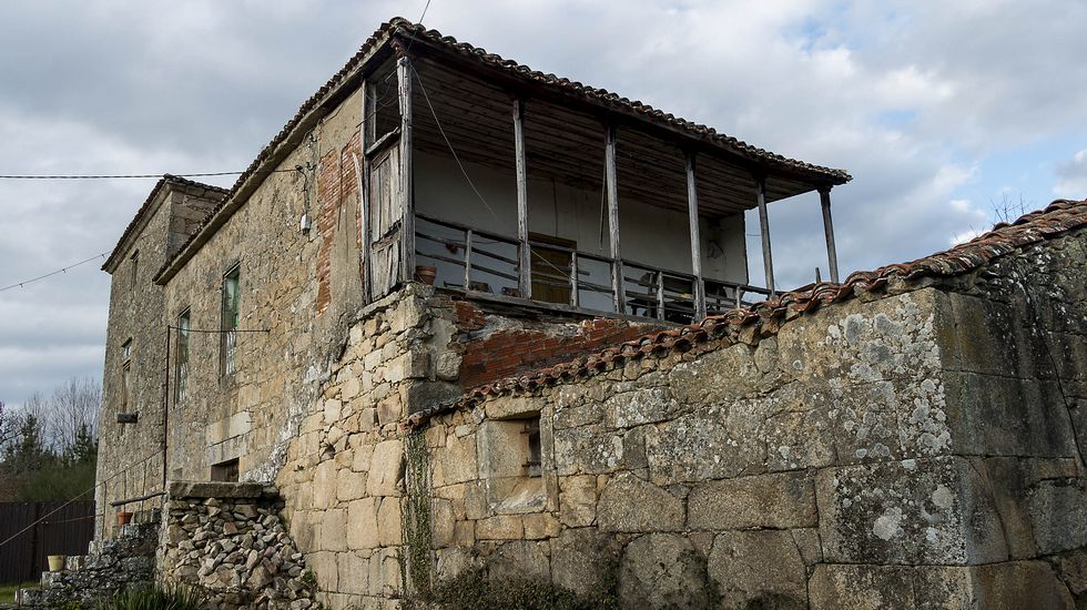 La casa torre de Mouro, construida en el siglo XVIII, presenta una tipología característica de las antiguas casas fuertes