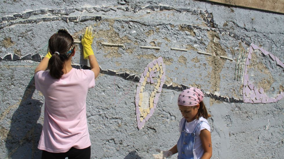 Gerardo Rodríguez, Chere, dirige la elaboración de un mural en el Malecón junto al río Sil