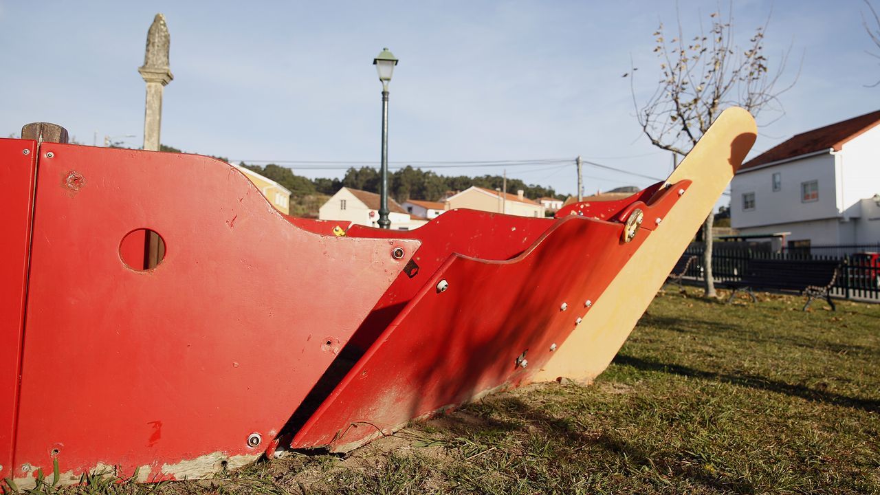 Chequeo al parque infantil de Olveira.