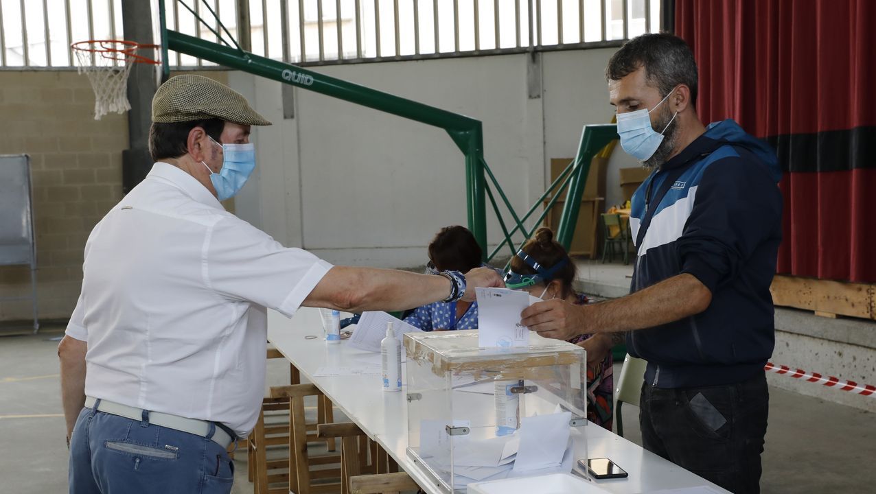 Por el coronavirus, Viveiro reubicó dos mesas electorales en la casa consistorial, donde en algunos momentos se formaron colas