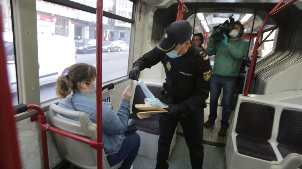 En A Coruña, como en otras ciudades, las Fuerzas y Cuerpos de seguridad estuvieron repartiendo mascarillas en el transporte público