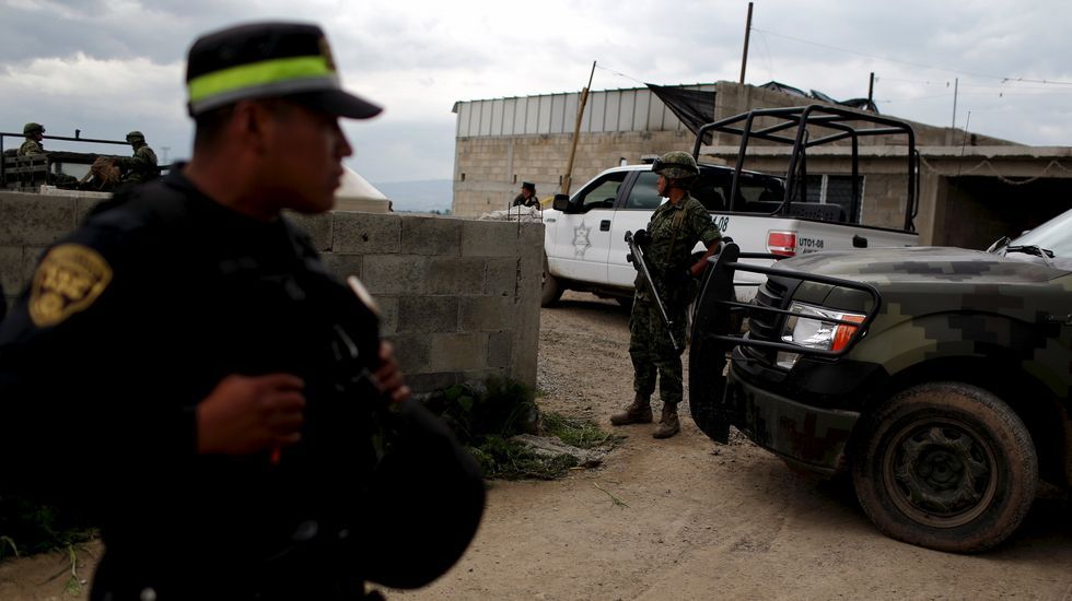 El director de la Agencia de Investigación Crimina de México llega a la casa en la que terminaba el túnel de «El Chapo»