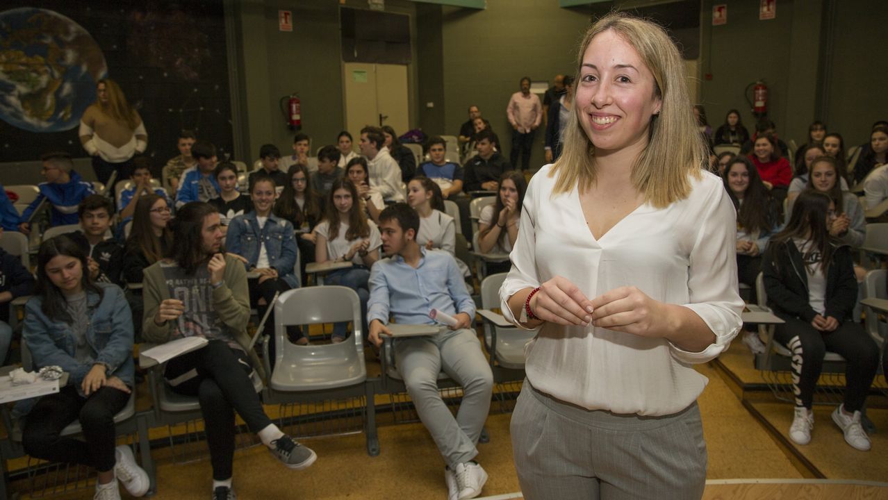 Desde Cai�n a Baldaio: primera etapa del Cami�o Sen L�mites: �b�scate!.Una de las creaciones de Ana Cabranes que pasaron por Camari�as