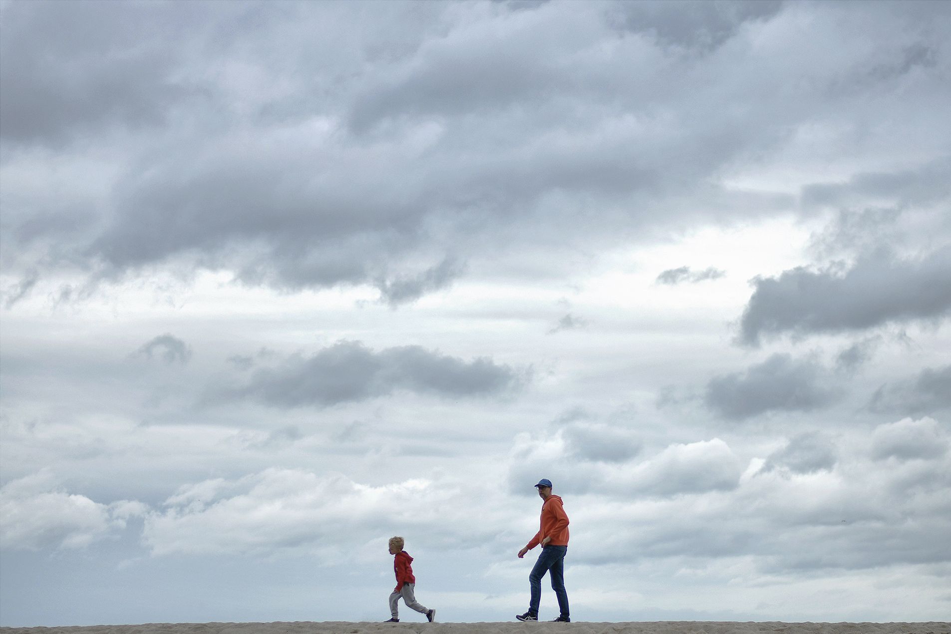 Nubes sobre a praia de Riazor. 02/04/2024