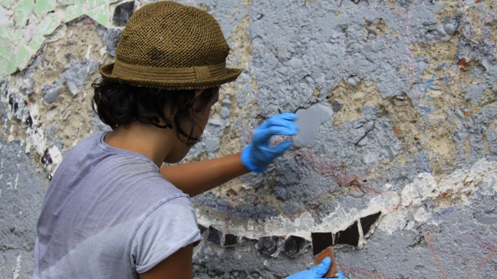 Gerardo Rodríguez, Chere, dirige la elaboración de un mural en el Malecón junto al río Sil