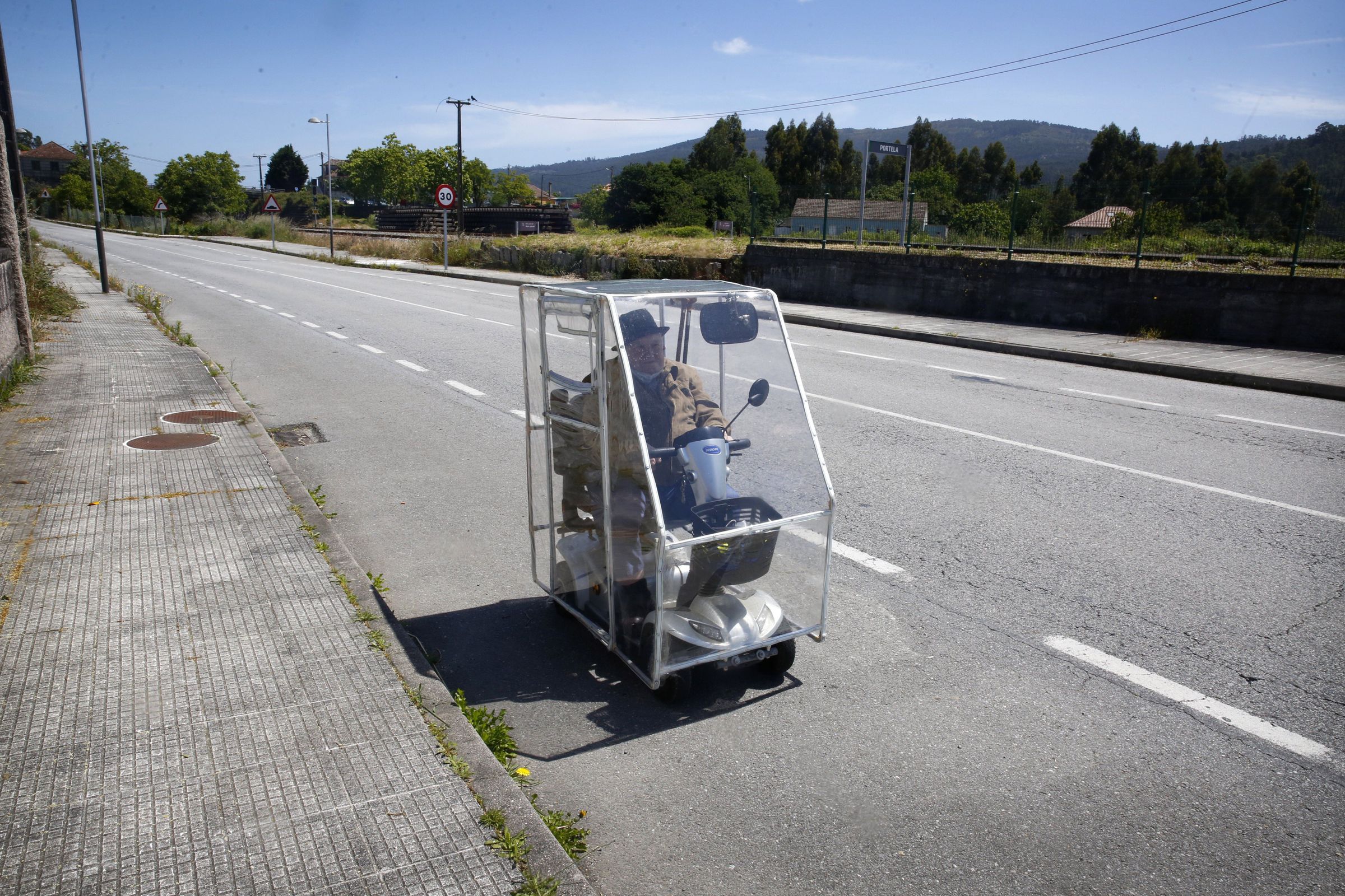 Manuel Pereira de 93 anos, dese�a e constr�e unha estrutura impermeable para a s�a moto en Barro. 29/05/2021