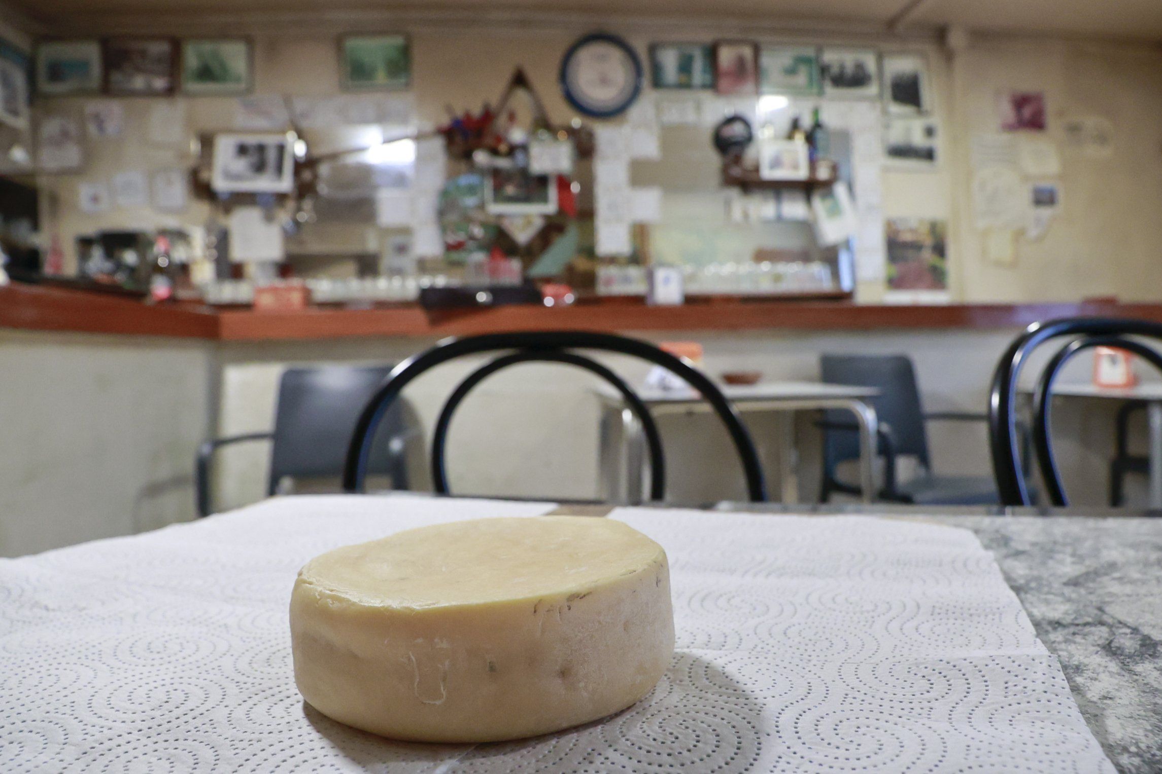 Un dos queixos que deixaron no Bar Fina, en Albeiros, os ladr�ns que entraron a roubar mentras enterraban � propietaria. 02/04/2024