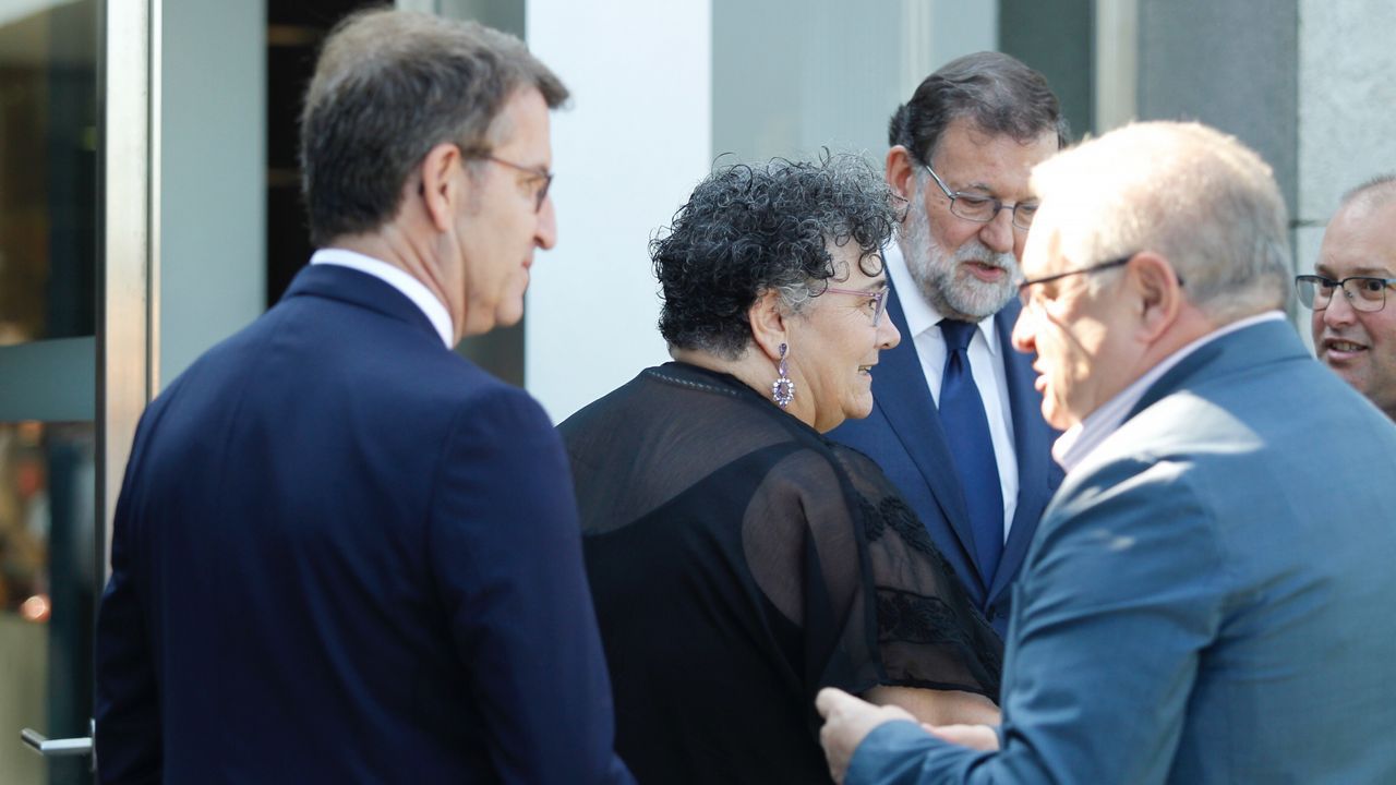La valedora do Pobo, Milagros Otero, entre los representantes institucionales que han ido a Boisaca a dar su último adiós a Albor