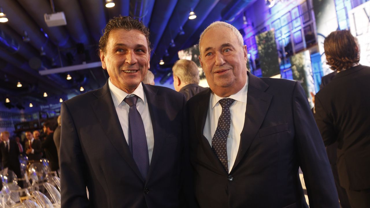 Manuel Jove, empresario y patrono de la Fundación Santiago Rey Fernández-Latorre, acompañado del gerente de La Voz de Galicia Santiago Pérez