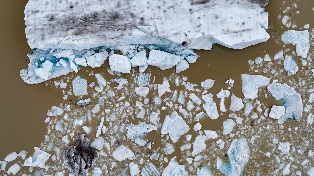 Una glaciar rompiéndose en fragmentos