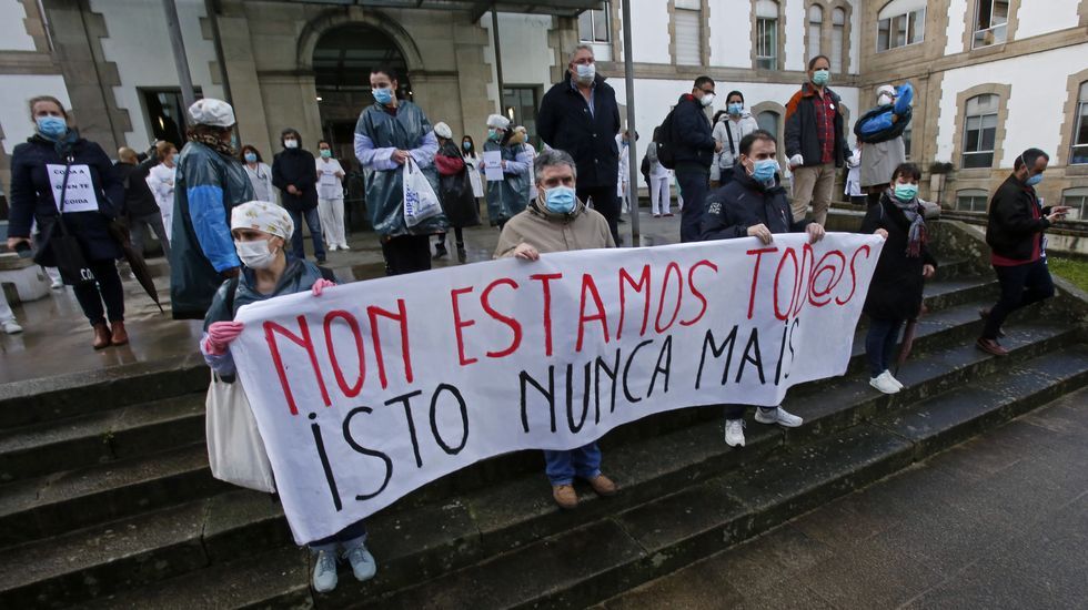 Concentración de sanitarios en el hospital Provincial