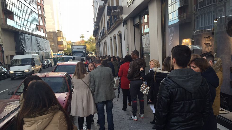 BLACK FRIDAY EN A CORUÑA. COLAS EN LA TIENDA ZARA DE CALLE COMPOSTELA