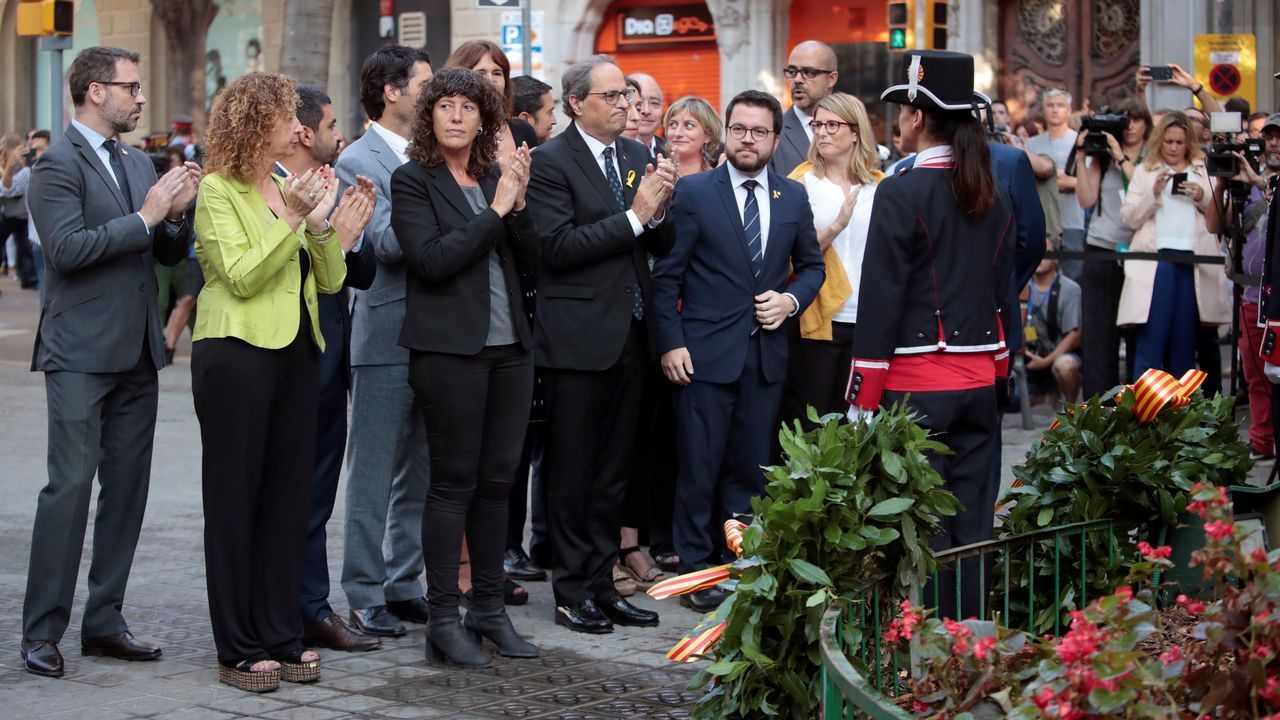 .Ofrenda floral del Gobierno de Cataluña en el monumento de Rafael Casanova en Barcelona.
