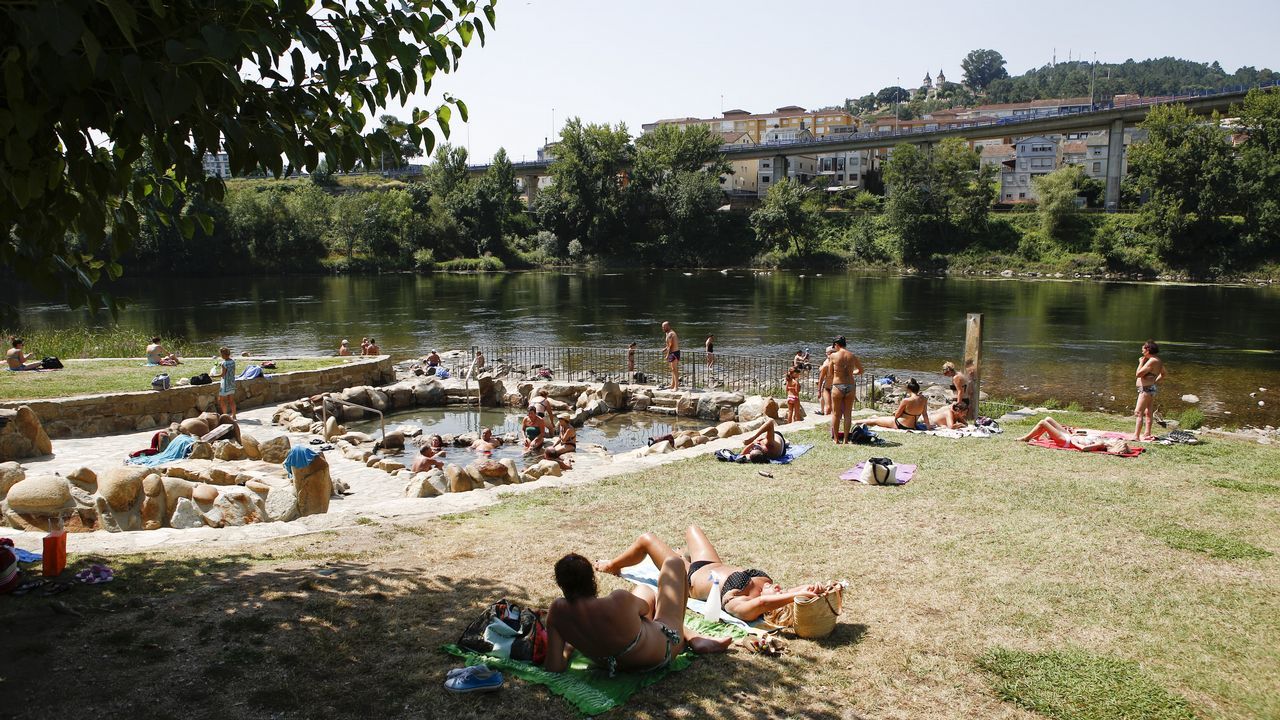 Gente bañándose en Ourense