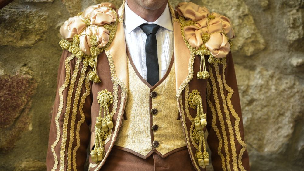 Detalle dun traxe na Corrida Goyesca celebrada na praza de touros de Pontevedra. 15/08/2025