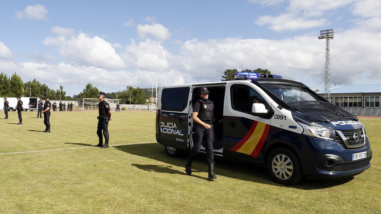 Exhibicion de la Policía Nacional para los escolares de Ribeira con helicoptero, caballería, perros de rastreo