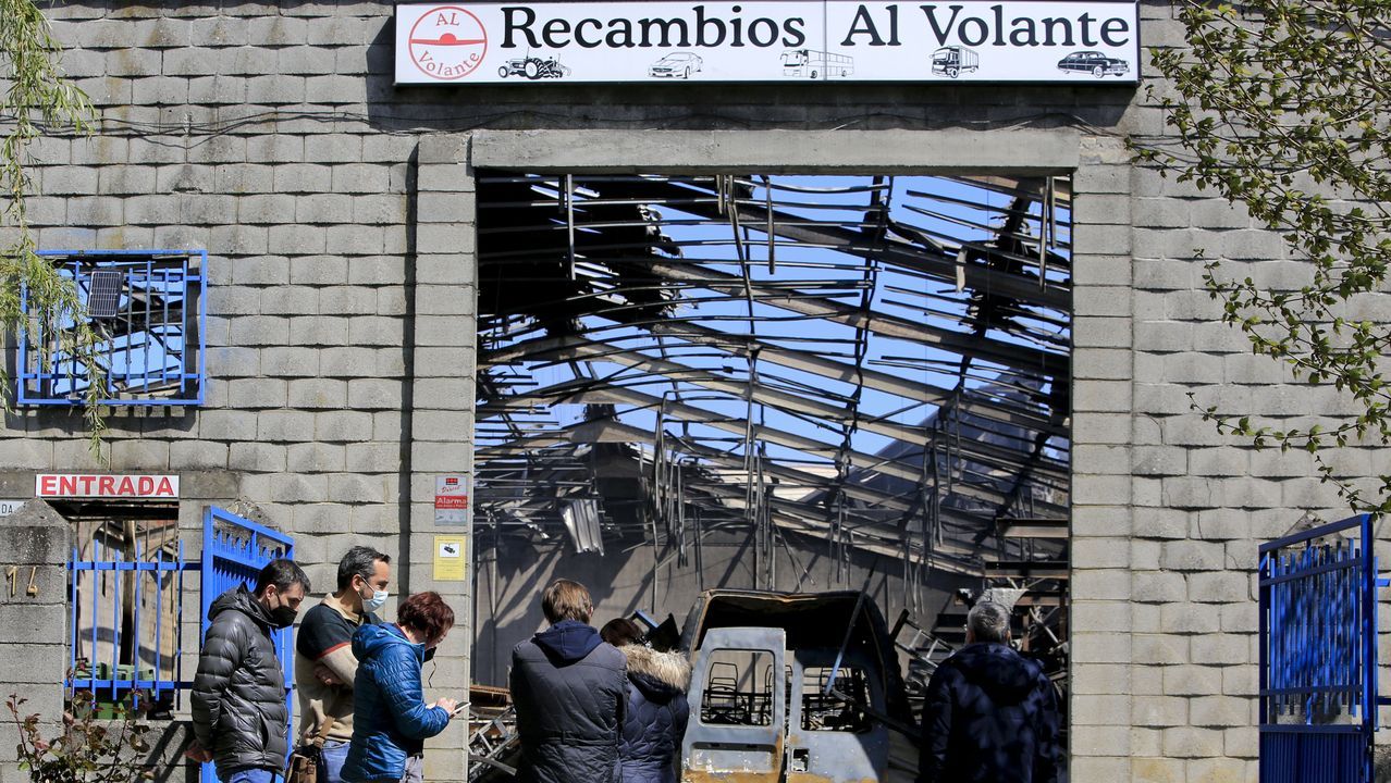 Los dueños y trabajadores de Al Volante ante la nave calcinada