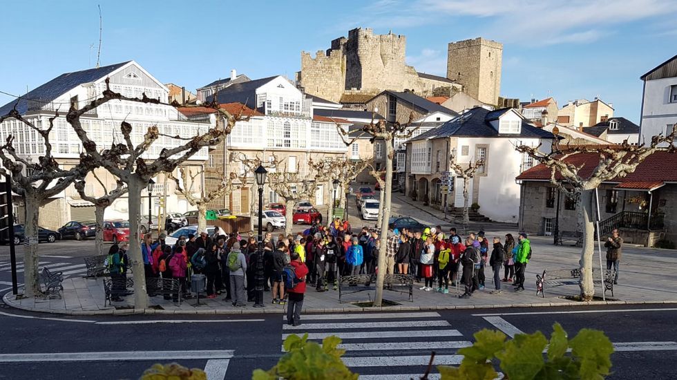 25n.En Castro Caldelas hubo una andaina por la ruta de los miradores de Matacás y una concentración en la plaza