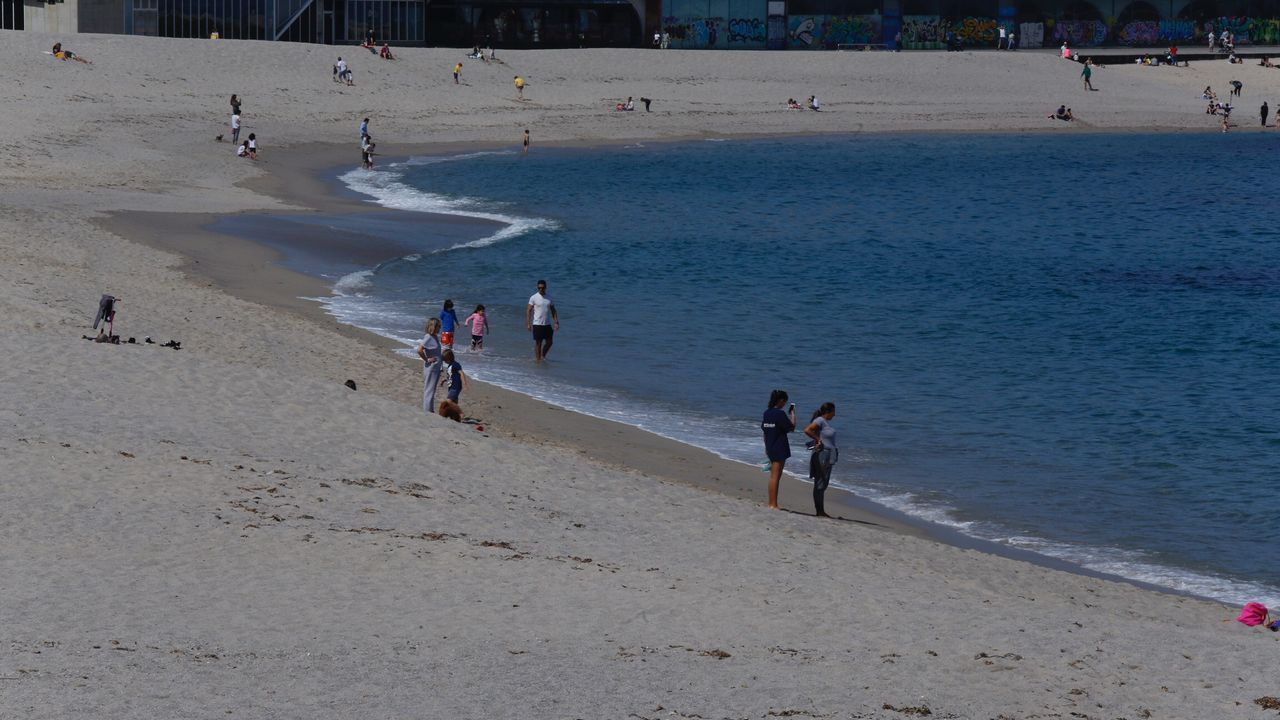 Disfrutando del sol en el paseo marítimo y en las playas en A Coruña