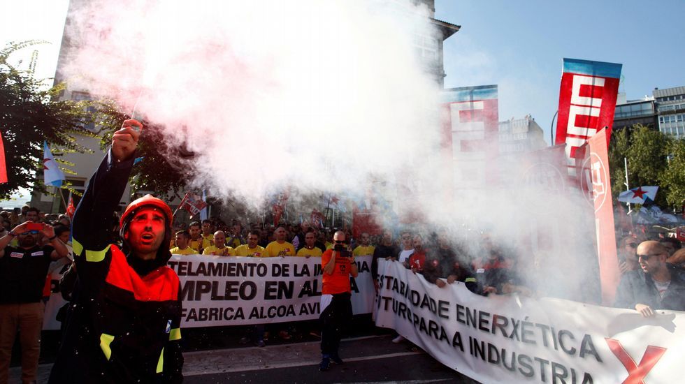 Manifestación convocada por el comité de empresa de Alcoa para protestar contra el anuncio de cierre de esta planta y de otra más en Avilés (Asturias) 