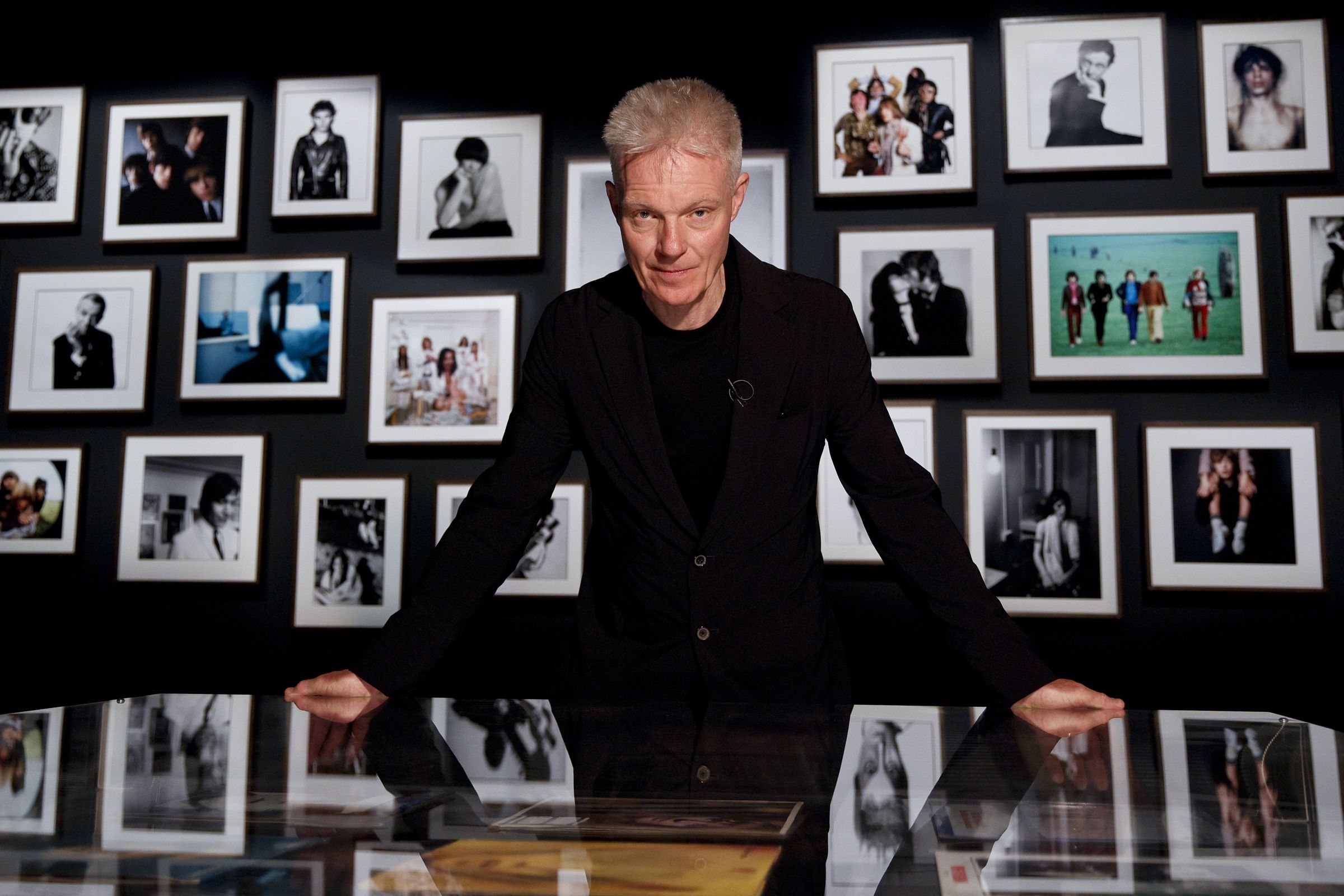 Tim Marlow, comisario da exposicinDavid Baileys Changing Fashion que celebra a obra do icnico fotgrafo britnico David Baileye atpase no centro MOP do muelle de Batera de A Corua. 27/06/20205